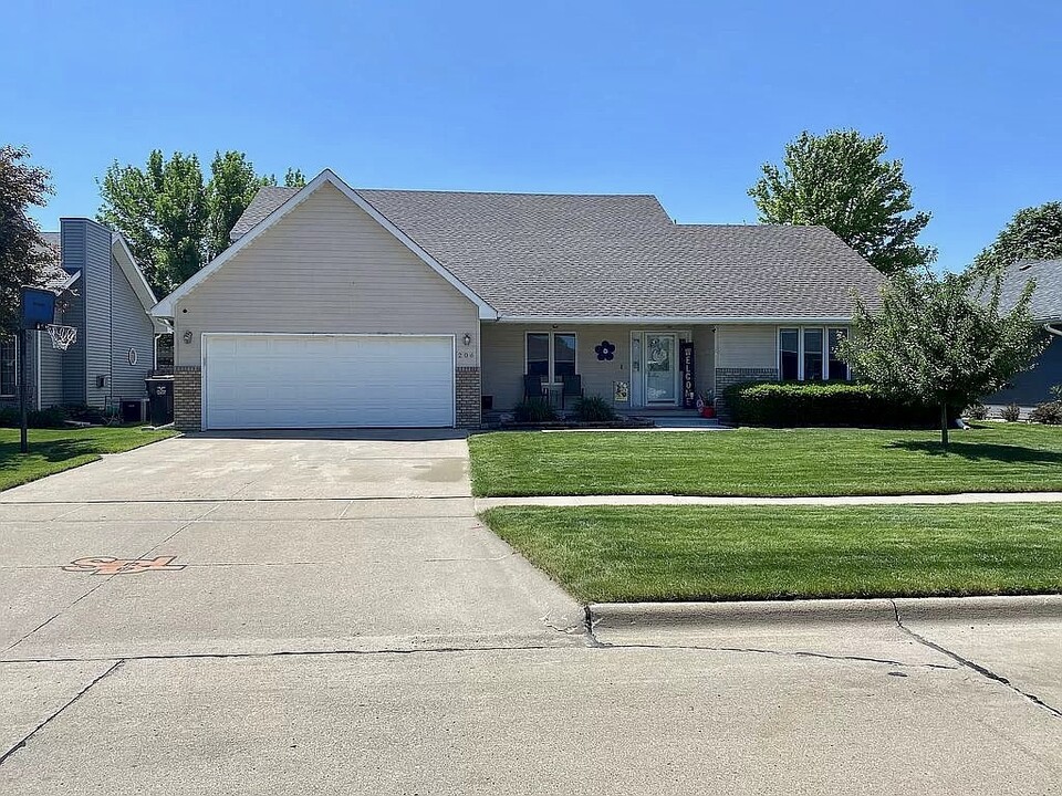 206 Frontier St in Sergeant Bluff, IA - Building Photo