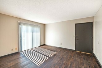 Kingsborough Apartments in Wichita, KS - Building Photo - Interior Photo