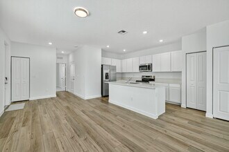 311 SE Crossoak Ln in Port St. Lucie, FL - Building Photo - Building Photo