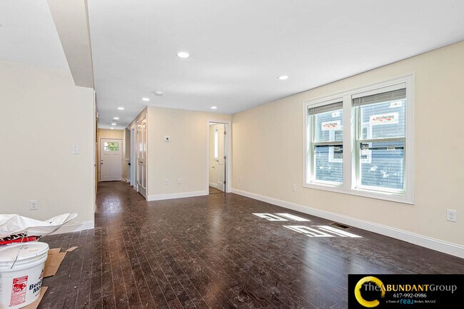 14 White St, Unit 1 in Arlington, MA - Foto de edificio - Building Photo