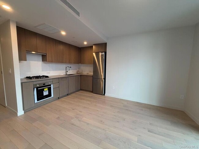 131-02B 40th Rd, Unit 7R in Queens, NY - Building Photo - Building Photo