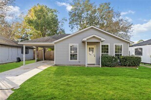 4914 27th St E in Dickinson, TX - Building Photo