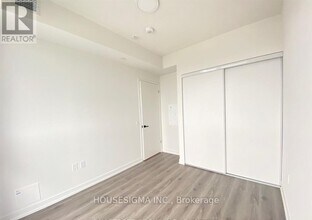 225-5225 Commerce St in Vaughan, ON - Building Photo - Building Photo
