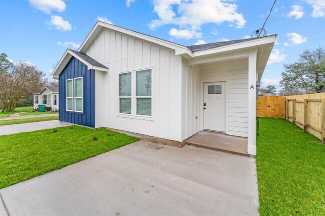 402 W Stewart St-Unit -A in Willis, TX - Building Photo - Building Photo