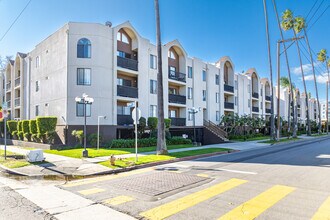 Beesan Condos Apartments in Van Nuys, CA - Foto de edificio - Primary Photo