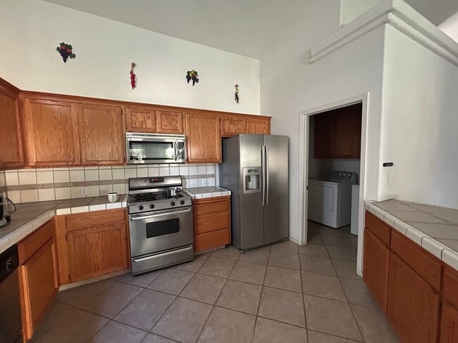 2614 W Oakridge Ave in Visalia, CA - Building Photo - Building Photo