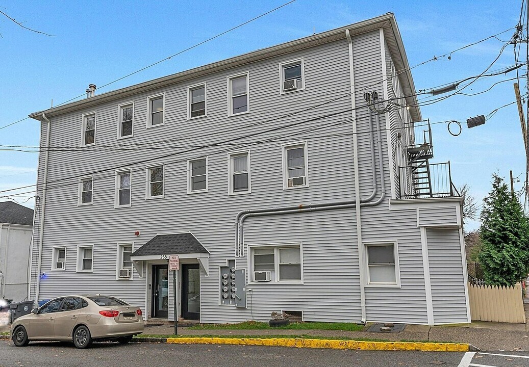 255 Lafayette Pl in Englewood, NJ - Building Photo