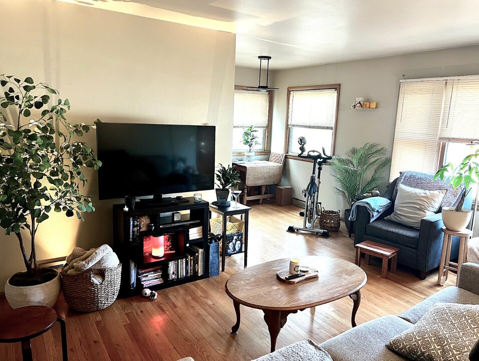 6723 W Bluemound Rd, Unit 2 in Wauwatosa, WI - Foto de edificio