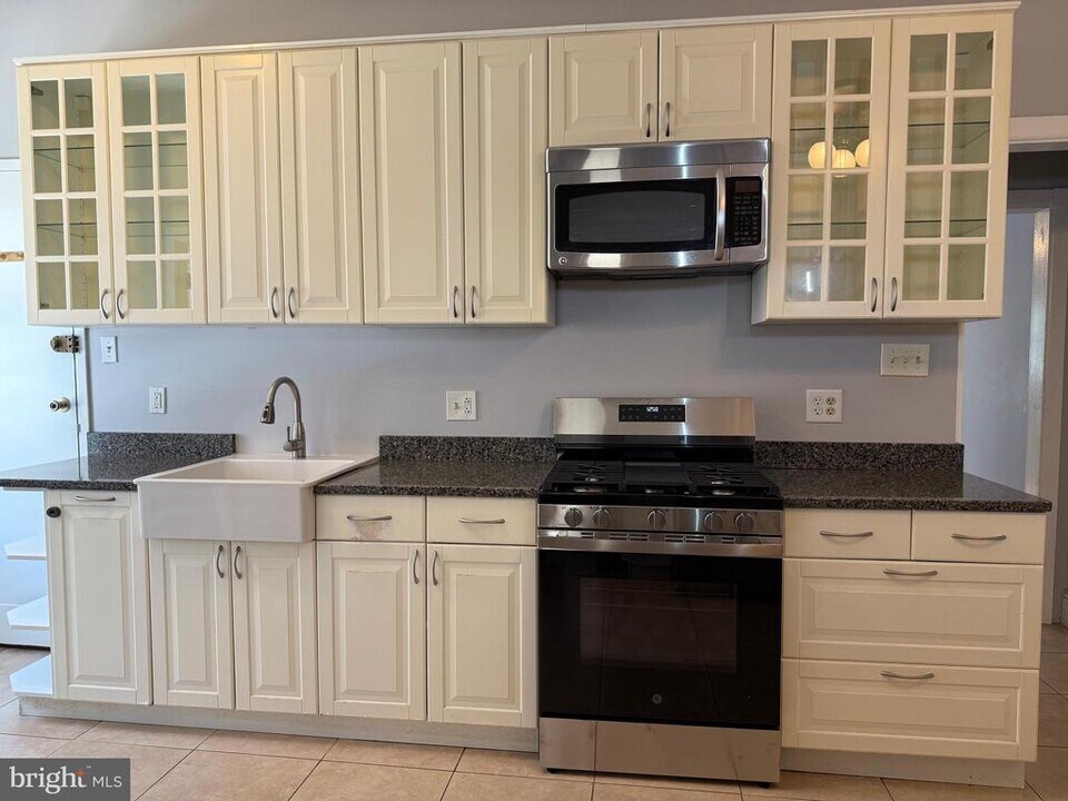 2519 Brown St in Philadelphia, PA - Building Photo