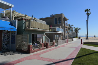 2008 W Oceanfront in Newport Beach, CA - Foto de edificio - Building Photo