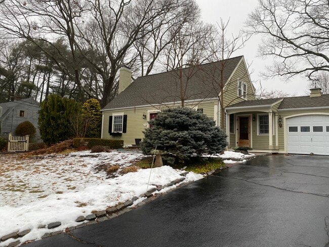 54 Bowden Ave in Barrington, RI - Foto de edificio - Building Photo