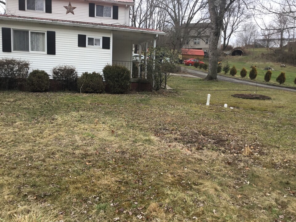 107 Old Homestead Ln in Armbrust, PA - Building Photo