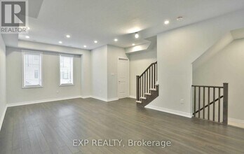 32 Rapids Ln in Hamilton, ON - Building Photo - Building Photo