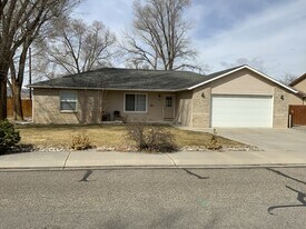 401 Breeze Dr in Fruita, CO - Building Photo