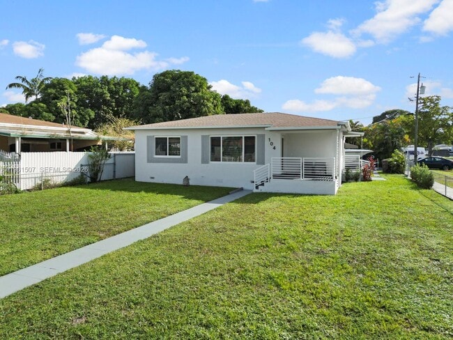 104 E 58th St in Hialeah, FL - Building Photo - Building Photo