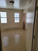 18 E Walnut St, Unit 3rd fl in Stamford, CT - Building Photo - Building Photo
