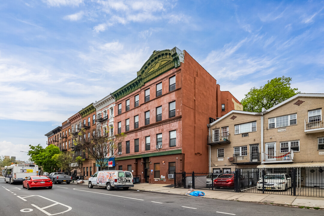 701 DeKalb Ave in Brooklyn, NY - Building Photo