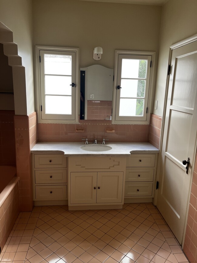 189 S Martel Ave, Unit 189 South Martel Avenue in Los Angeles, CA - Foto de edificio - Building Photo