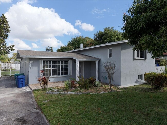 1345 NE 199th St in Miami, FL - Building Photo - Building Photo