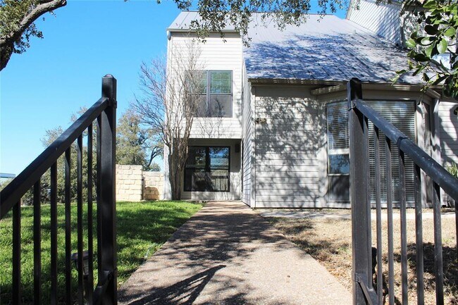 101 World of Tennis Sq in Lakeway, TX - Building Photo - Building Photo