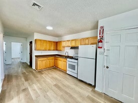 618 Elizabeth Ave, Unit 3 in Elizabeth, NJ - Building Photo