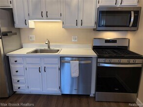 1671 Cass Lake Rd in Keego Harbor, MI - Building Photo - Building Photo