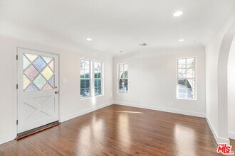 421 N Beachwood Dr in Burbank, CA - Building Photo - Building Photo