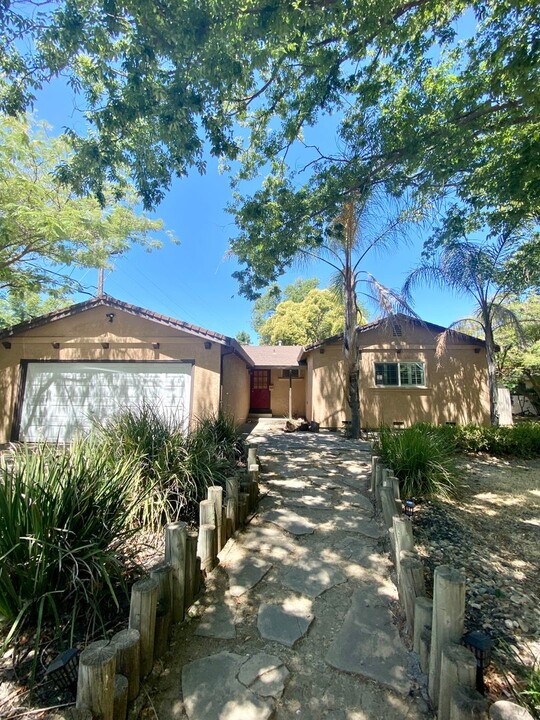 1407 Madrone Ln in Davis, CA - Foto de edificio