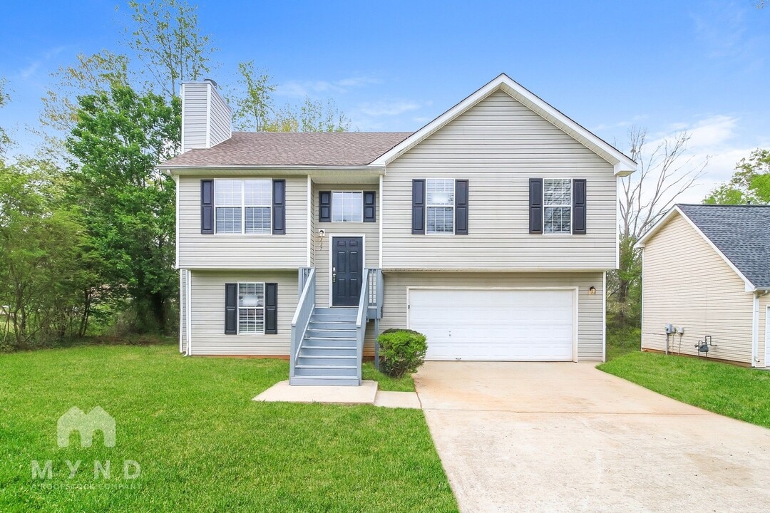 737 Lilac Dr in Locust Grove, GA - Building Photo