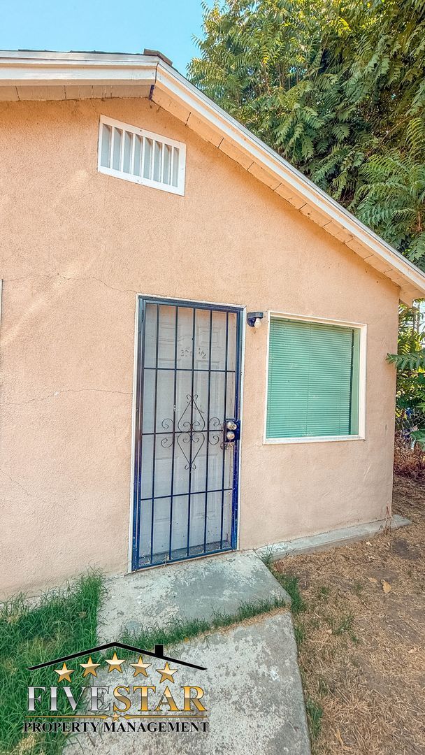 304 Woodrow Ave in Bakersfield, CA - Building Photo - Building Photo