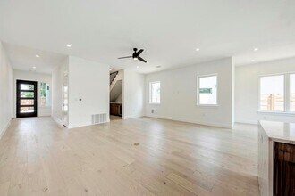 200 Tillery Square in Austin, TX - Foto de edificio - Building Photo