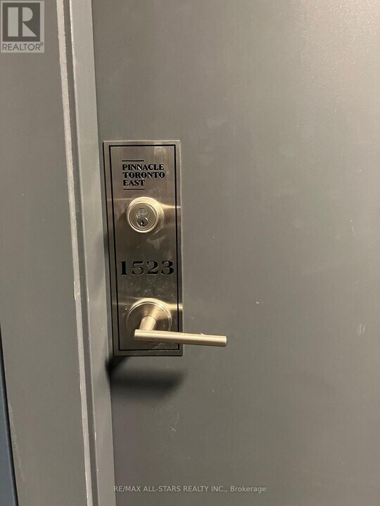 3270 Sheppard Ave E in Toronto, ON - Building Photo