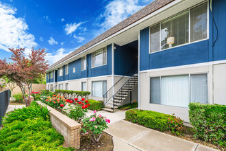 Oakridge Apartments in Stockton, CA - Building Photo - Building Photo