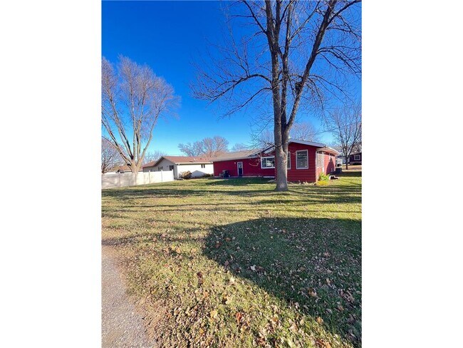 1811 Judd Ave N in Glencoe, MN - Building Photo - Building Photo