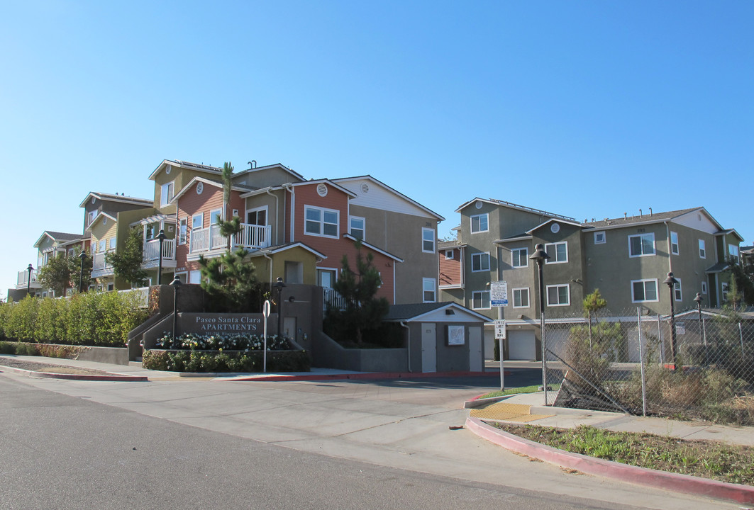 Paseo Santa Clara Apartments in Oxnard, CA - Building Photo