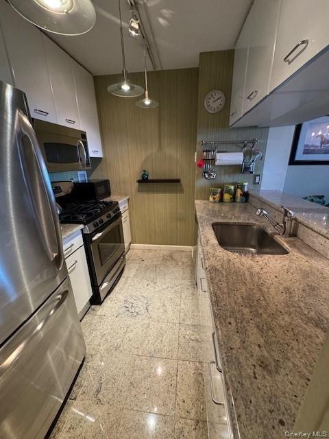 4 Martine Ave in White Plains, NY - Building Photo - Building Photo