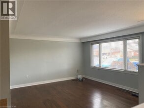 72 SOUTHMEADOW Crescent in Stoney Creek, ON - Building Photo - Building Photo