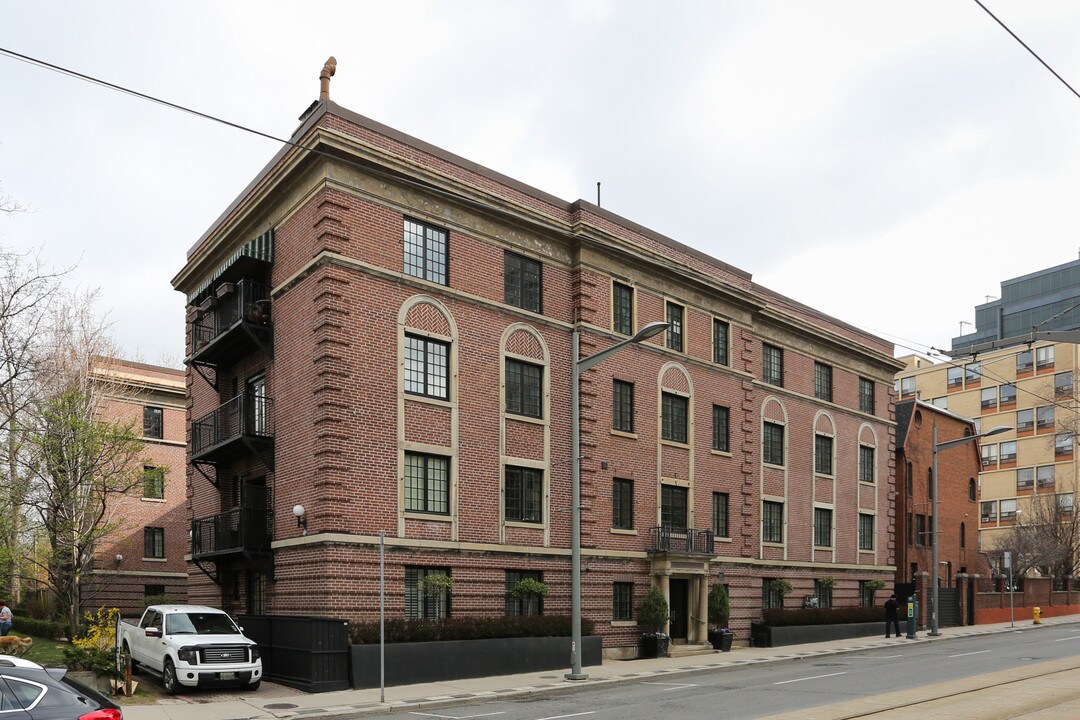 150 St Clair Ave W in Toronto, ON - Building Photo