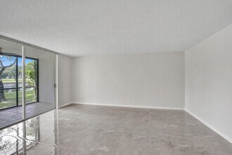 3750 Inverrary Dr in Lauderhill, FL - Building Photo - Building Photo