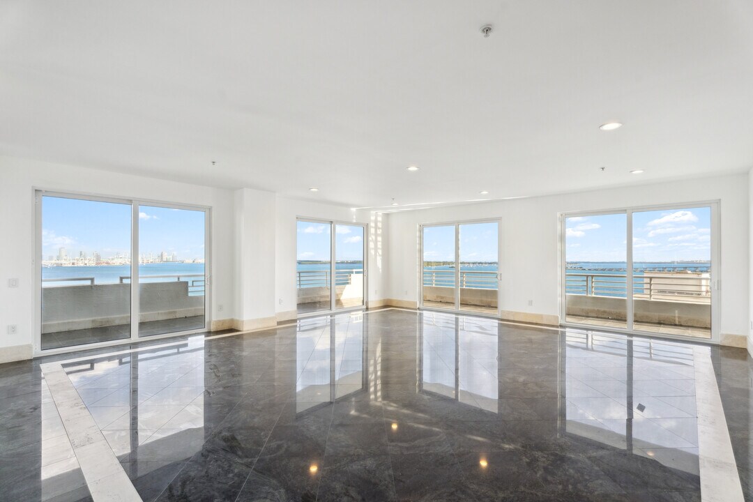 1402 Brickell Bay Dr in Miami, FL - Building Photo