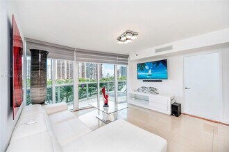 17201 Collins Ave in North Miami Beach, FL - Building Photo - Building Photo