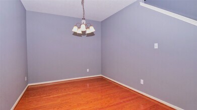 2931 Meadowglen Cove in Houston, TX - Foto de edificio - Building Photo