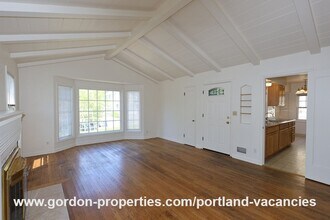 2360 SE 57th Ave in Portland, OR - Foto de edificio - Building Photo