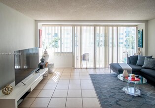 7545 E Treasure Dr, Unit 4K in North Bay Village, FL - Building Photo - Building Photo