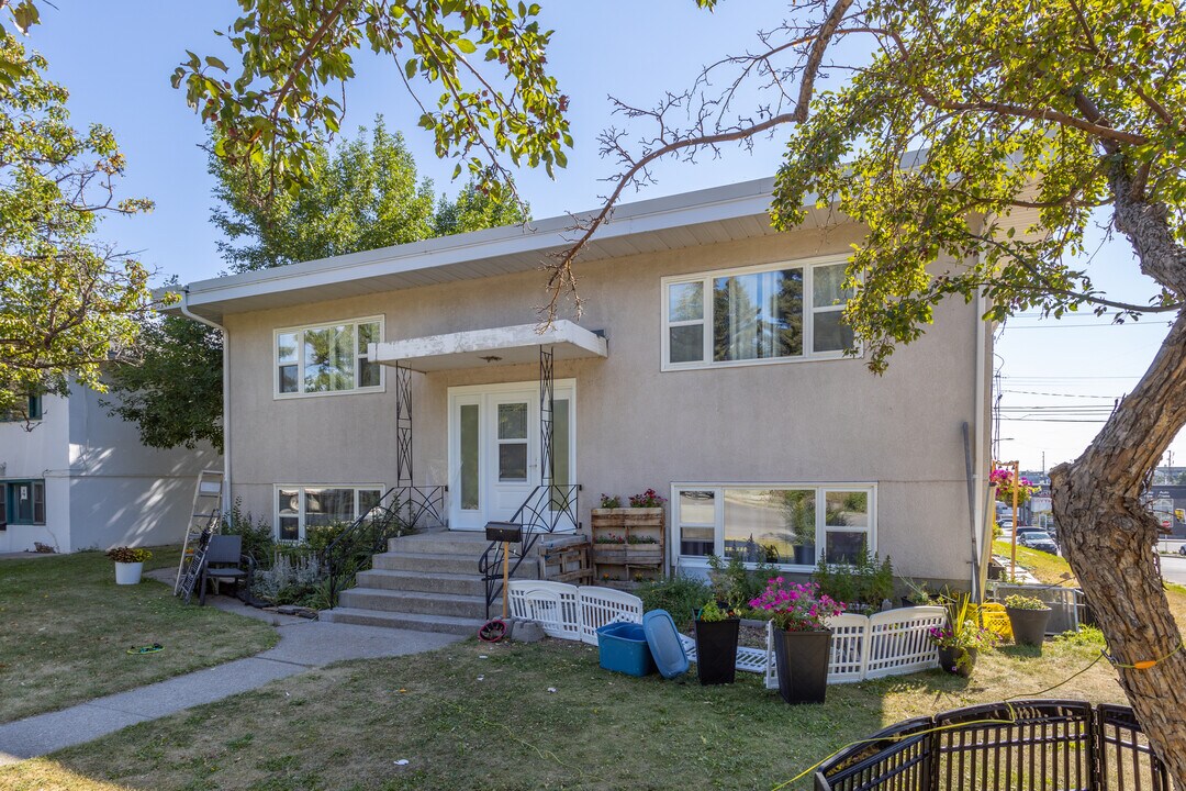 4740 Stanley Rd SW in Calgary, AB - Building Photo