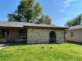 930-932 Lindy Ct in Irving, TX - Building Photo