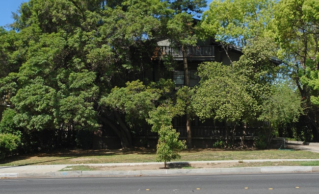 1111 N Los Robles Ave in Pasadena, CA - Foto de edificio - Building Photo