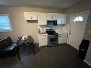 53 Cedar St, Unit #1 in Lynn, MA - Building Photo - Building Photo