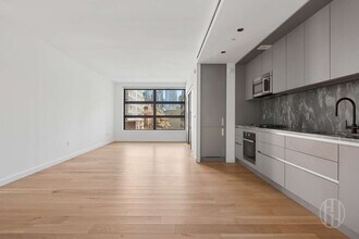 547 W 47th St in New York, NY - Building Photo - Building Photo