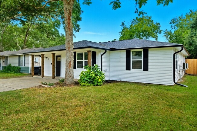 507 E Dumble St in Alvin, TX - Building Photo - Building Photo